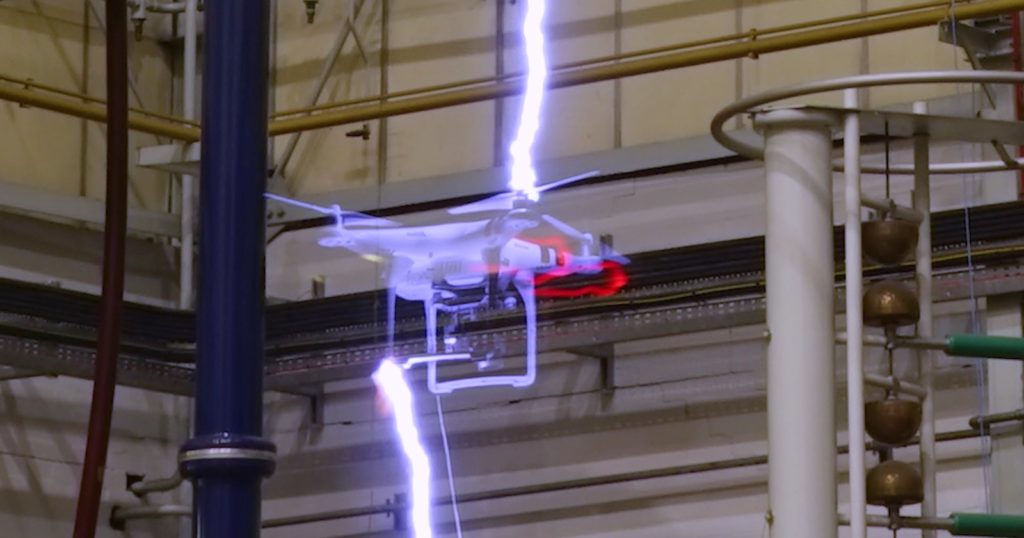Một drone/flycam/UAV đang bay bị sét đánh sẽ có gì xảy ra